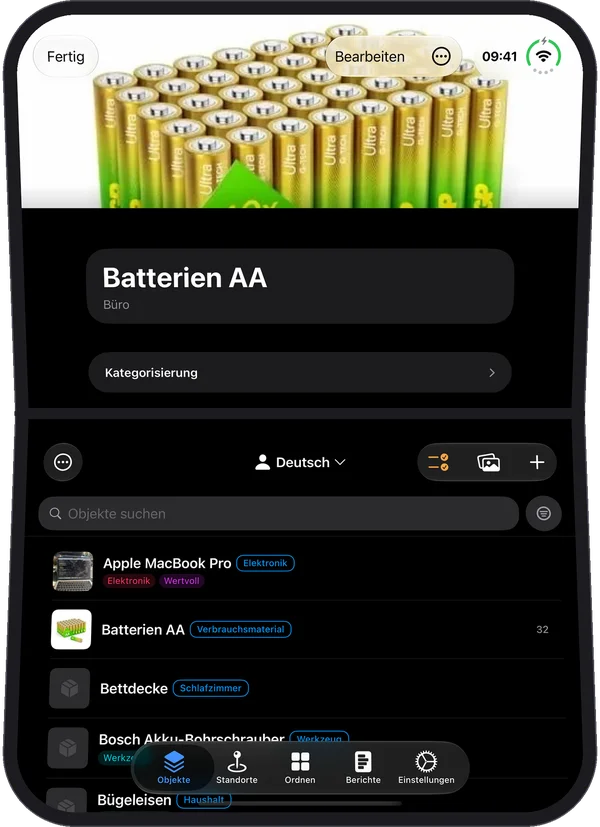 Das iPhone Duo halb ge&ouml;ffnet, Batterien AA in der oberen H&auml;lfte und die Liste der Gegenst&auml;nde in der unteren