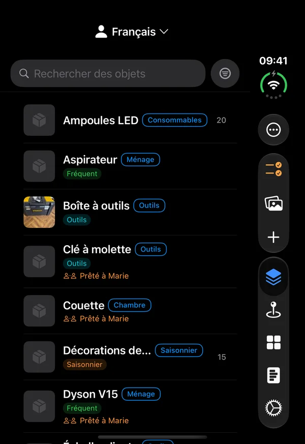 La liste des objets sur l'iPhone Duo repli&eacute;, avec les onglets sur le c&ocirc;t&eacute; droit