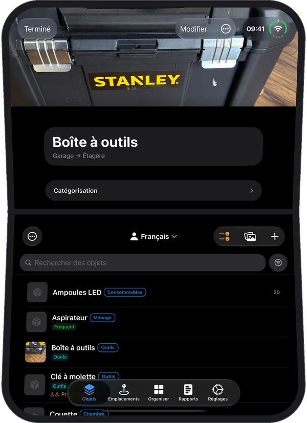 L'iPhone Duo &agrave; moiti&eacute; ouvert, la Bo&icirc;te &agrave; outils dans la moiti&eacute; haute et la liste des objets dans la moiti&eacute; basse