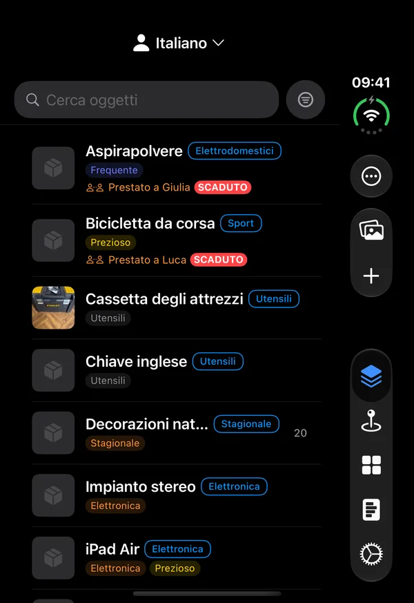 L'elenco degli oggetti su iPhone Duo chiuso, con le schede lungo il lato destro