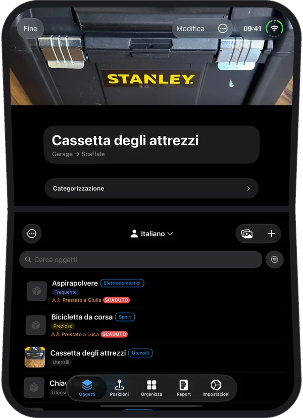 iPhone Duo aperto a met&agrave;, la Cassetta degli attrezzi nella met&agrave; alta e l'elenco degli oggetti in quella bassa